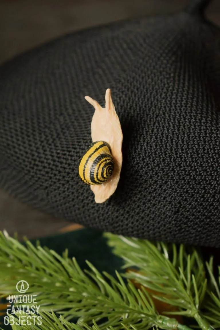 Broszka z rzeźbą ślimaka wstężyk gajowy (Unique Fantasy Objects)