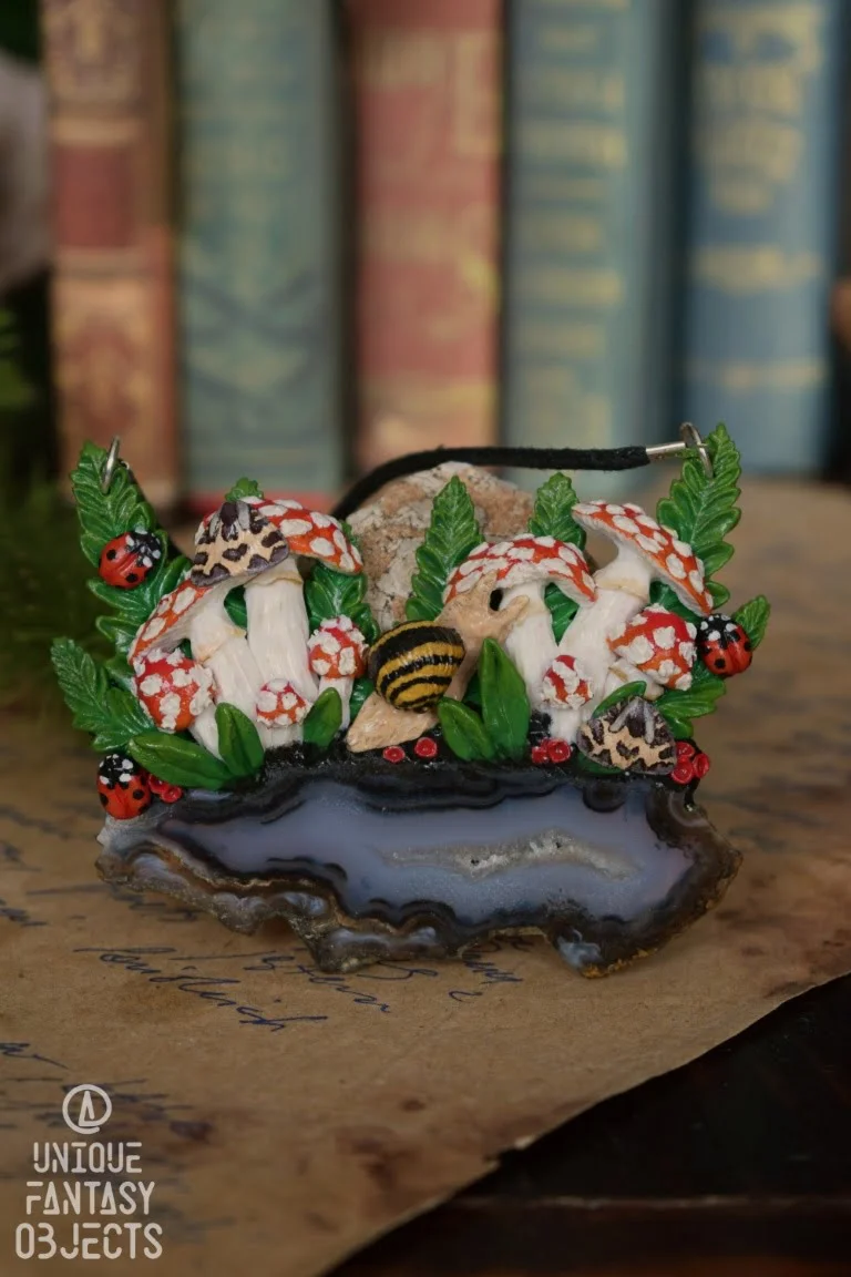 Duży naszyjnik z muchomorami i szarym agatem (Unique Fantasy Objects)