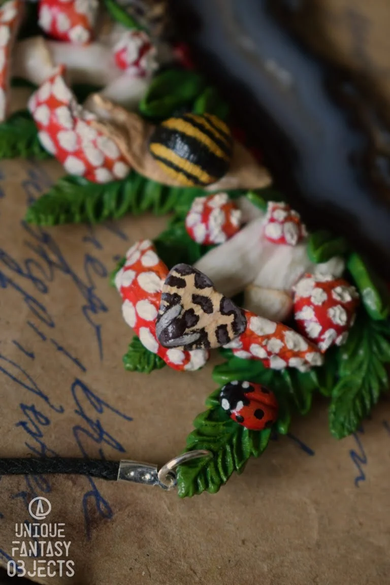 Duży naszyjnik z muchomorami i szarym agatem (Unique Fantasy Objects)