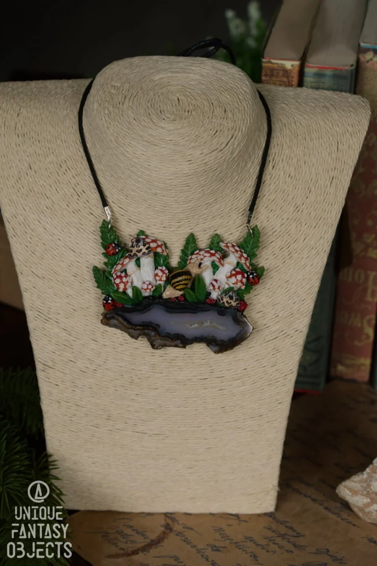 Duży naszyjnik z muchomorami i szarym agatem (Unique Fantasy Objects)