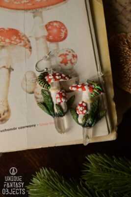 Kolczyki z muchomorami, gąsienicą i kryształem górskim (Unique Fantasy Objects)