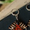 Kolczyki z motylem niedźwiedziówka hebe i łańcuszkami (Unique Fantasy Objects)