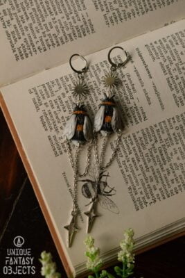 Kolczyki z rzeźbą trzmiela i łańcuszkami (Unique Fantasy Objects)