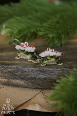 Kolczyki z żabą jeziorkową w kapeluszu muchomora (Unique Fantasy Objects)