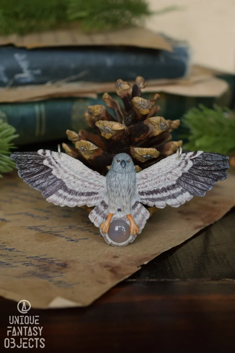 Naszyjnik z rzeźbą błotniaka łąkowego i agatem (Unique Fantasy Objects)