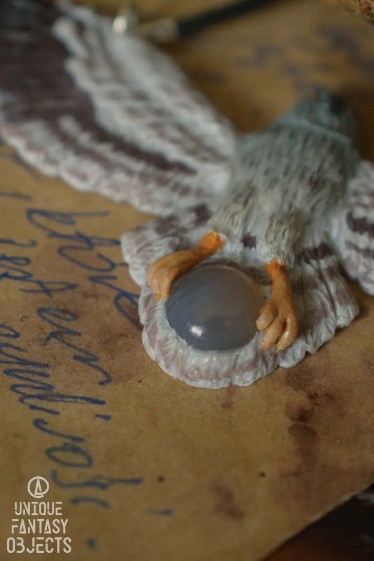 Naszyjnik z rzeźbą błotniaka łąkowego i agatem (Unique Fantasy Objects)