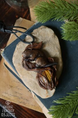 Naszyjnik z bobrem i tygrysim okiem (Unique Fantasy Objects)