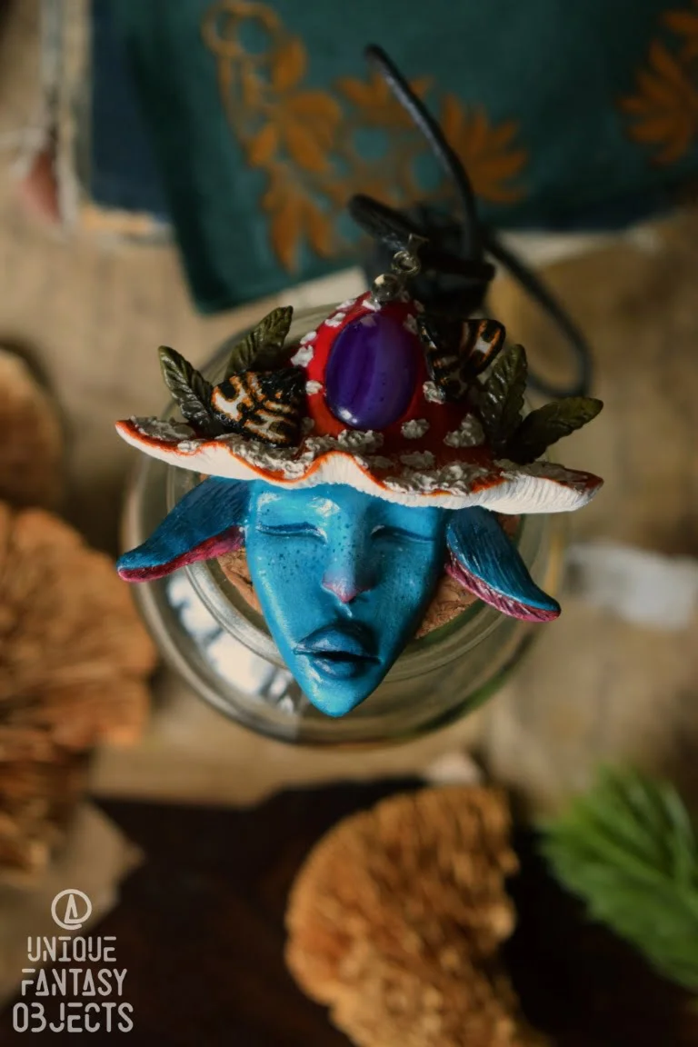 Naszyjnik z baśniowym elfem w kapeluszu muchomora i agatem (Unique Fantasy Objects)