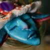 Naszyjnik z baśniowym elfem w kapeluszu muchomora i agatem (Unique Fantasy Objects)