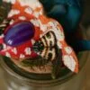 Naszyjnik z baśniowym elfem w kapeluszu muchomora i agatem (Unique Fantasy Objects)