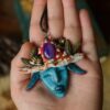 Naszyjnik z baśniowym elfem w kapeluszu muchomora i agatem (Unique Fantasy Objects)