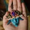 Naszyjnik z baśniowym elfem w kapeluszu muchomora i agatem (Unique Fantasy Objects)