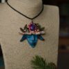 Naszyjnik z baśniowym elfem w kapeluszu muchomora i agatem (Unique Fantasy Objects)