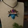 Naszyjnik z baśniowym elfem w kapeluszu muchomora i agatem (Unique Fantasy Objects)