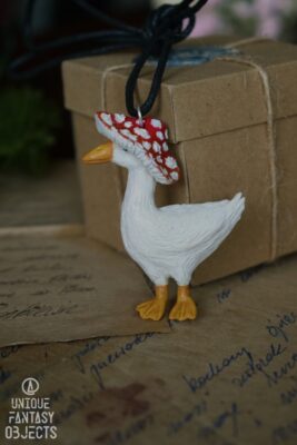 Naszyjnik z gęsią w kapeluszu muchomora (Unique Fantasy Objects)