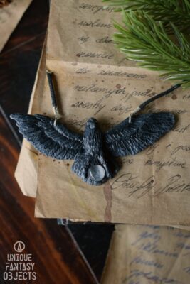 Naszyjnik z rzeźbą kruka i kryształem górskim (Unique Fantasy Objects)