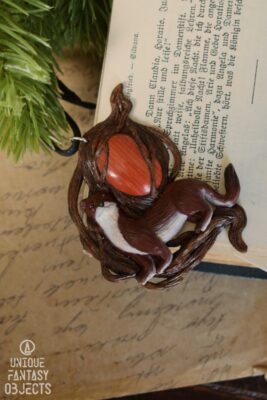 Naszyjnik z łasicą i jaspisem czerwonym (Unique Fantasy Objects)