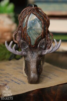 Naszyjnik z łosiem i labradorytem (Unique Fantasy Objects)