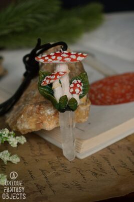 Naszyjnik z muchomorem i kryształem górskim (Unique Fantasy Objects)