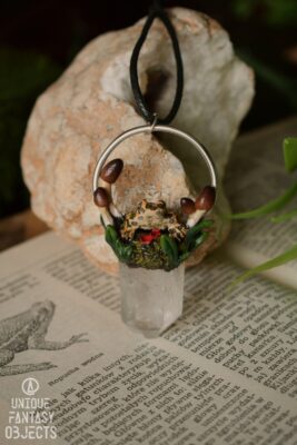 Naszyjnik z rzeźbą ropuchy i kryształem górskim (Unique Fantasy Objects)