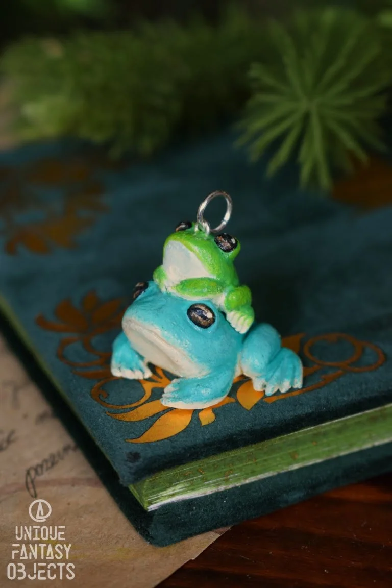 Naszyjnik z rzekotką siedzącą na rzekotce (Unique Fantasy Objects)