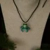 Naszyjnik z rzekotką siedzącą na rzekotce (Unique Fantasy Objects)