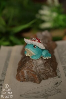 Naszyjnik z rzekotką szmaragdową w kapeluszu muchomora (Unique Fantasy Objects)