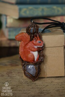 Naszyjnik z wiewiórką i kwarcem różowym (Unique Fantasy Objects)
