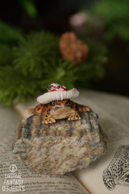 Naszyjnik z żabą trawną w kapeluszu muchomora (Unique Fantasy Objects)