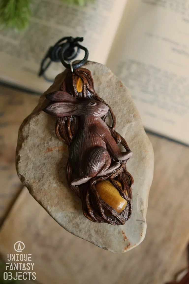 Naszyjnik z zającem szarakiem i tygrysim okiem (Unique Fantasy Objects)