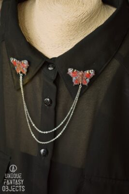 Przypinka do kołnierzyka z motylem rusałka pawik (Unique Fantasy Objects)