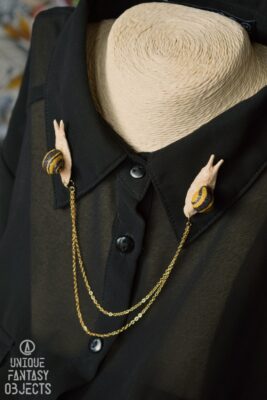 Przypinka do kołnierzyka z rzeźbą wstężyka gajowego (Unique Fantasy Objects)