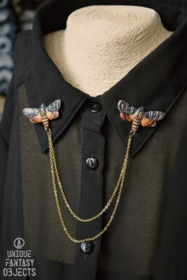 Przypinki do kołnierzyka ze zmierzchnicą trupią główką (Unique Fantasy Objects)