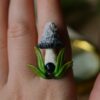 Regulowany pierścionek z rzeźbą czernidłaka i nocą Kairu (Unique Fantasy Objects)