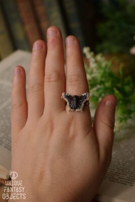 Regulowany pierścionek z motylem rusałka żałobnik (Unique Fantasy Objects)
