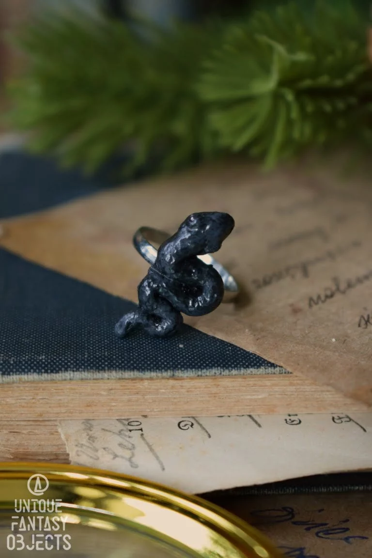 Regulowany pierścionek z wężem lancetogłów czarny (Unique Fantasy Objects)