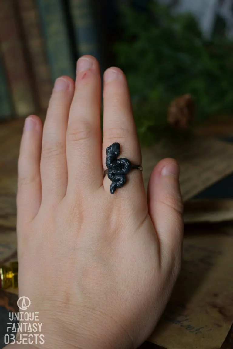 Regulowany pierścionek z wężem lancetogłów czarny (Unique Fantasy Objects)