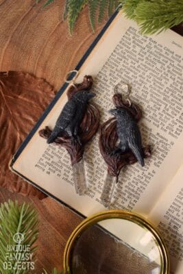 Kolczyki z krukiem i kryształem górskim (Unique Fantasy Objects)