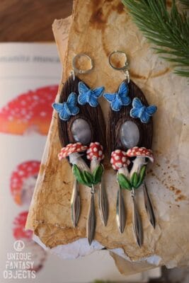 Kolczyki z motylem modraszek adonis, muchomorami i kryształem górskim (Unique Fantasy Objects)