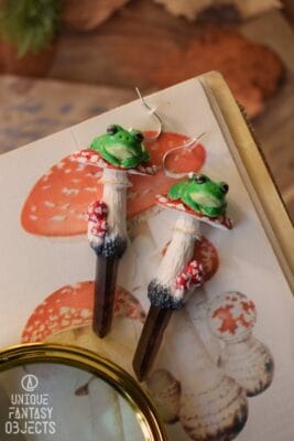 Kolczyki z rzekotką szmaragdową na muchomorze z kwarcem dymnym (Unique Fantasy Objects)