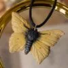 Naszyjnik z rzeźbą motyla latolistek cytrynek (Unique Fantasy Objects)