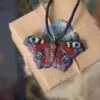 Naszyjnik z rzeźbą motyla rusałka pawik (Unique Fantasy Objects)