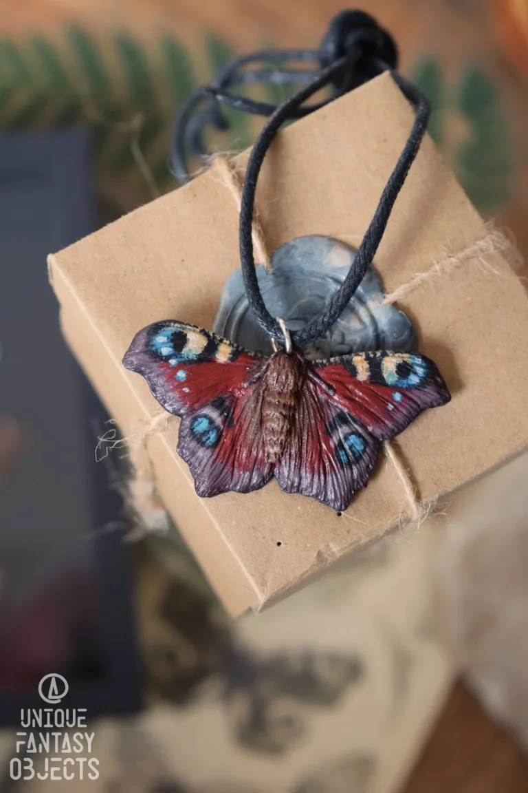 Naszyjnik z rzeźbą motyla rusałka pawik (Unique Fantasy Objects)