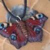 Naszyjnik z rzeźbą motyla rusałka pawik (Unique Fantasy Objects)