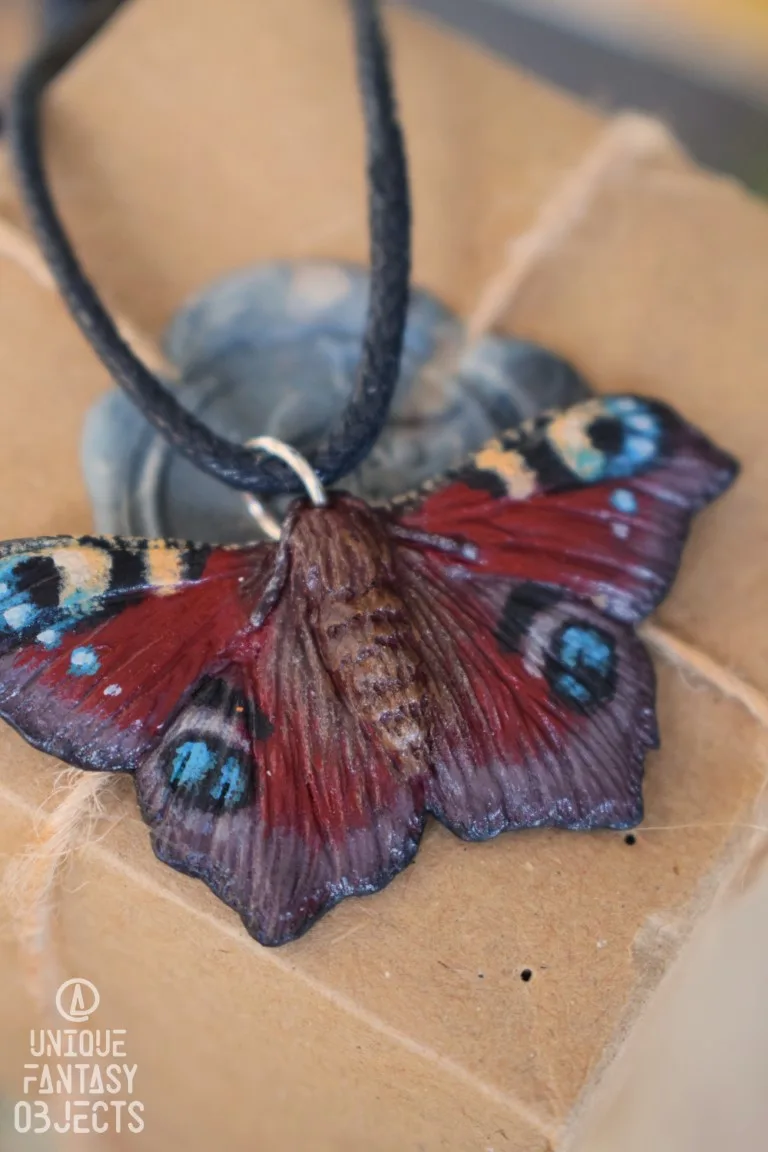 Naszyjnik z rzeźbą motyla rusałka pawik (Unique Fantasy Objects)