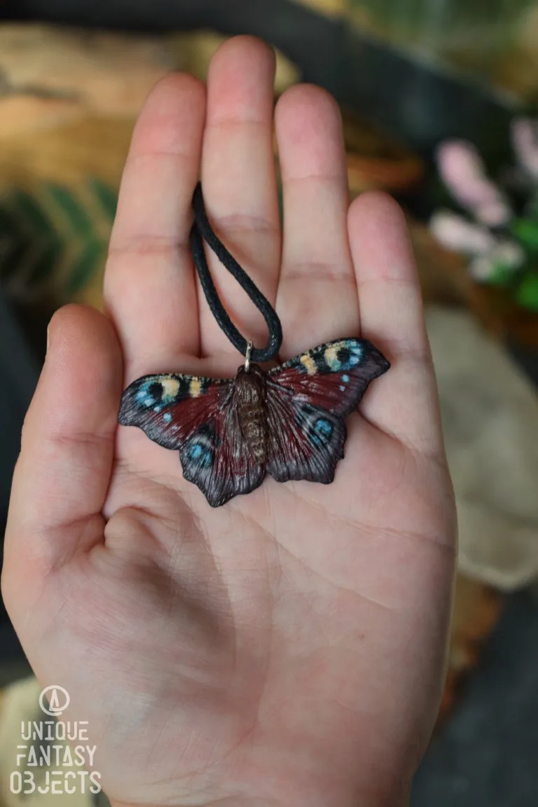 Naszyjnik z rzeźbą motyla rusałka pawik (Unique Fantasy Objects)