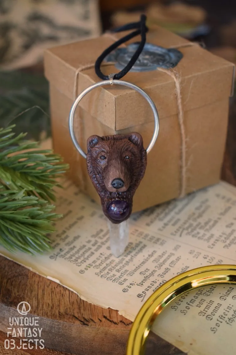 Naszyjnik z niedźwiedziem, ametystem i kryształem górskim (Unique Fantasy Objects)