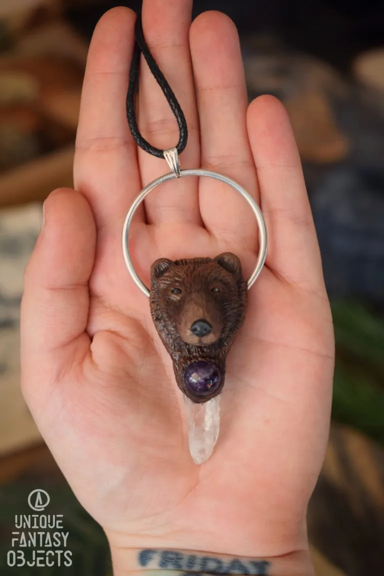 Naszyjnik z niedźwiedziem, ametystem i kryształem górskim (Unique Fantasy Objects)