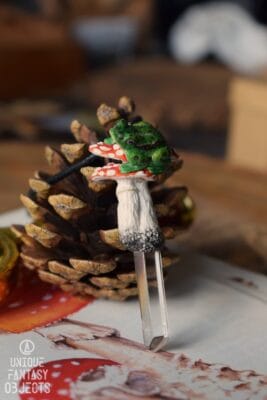 Naszyjnik z żabą jeziorkową na muchomorze z kryształem górskim (Unique Fantasy Objects)