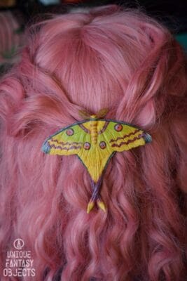 Spinka do włosów z rzeźbą ćmy Argema mittrei (Unique Fantasy Objects)